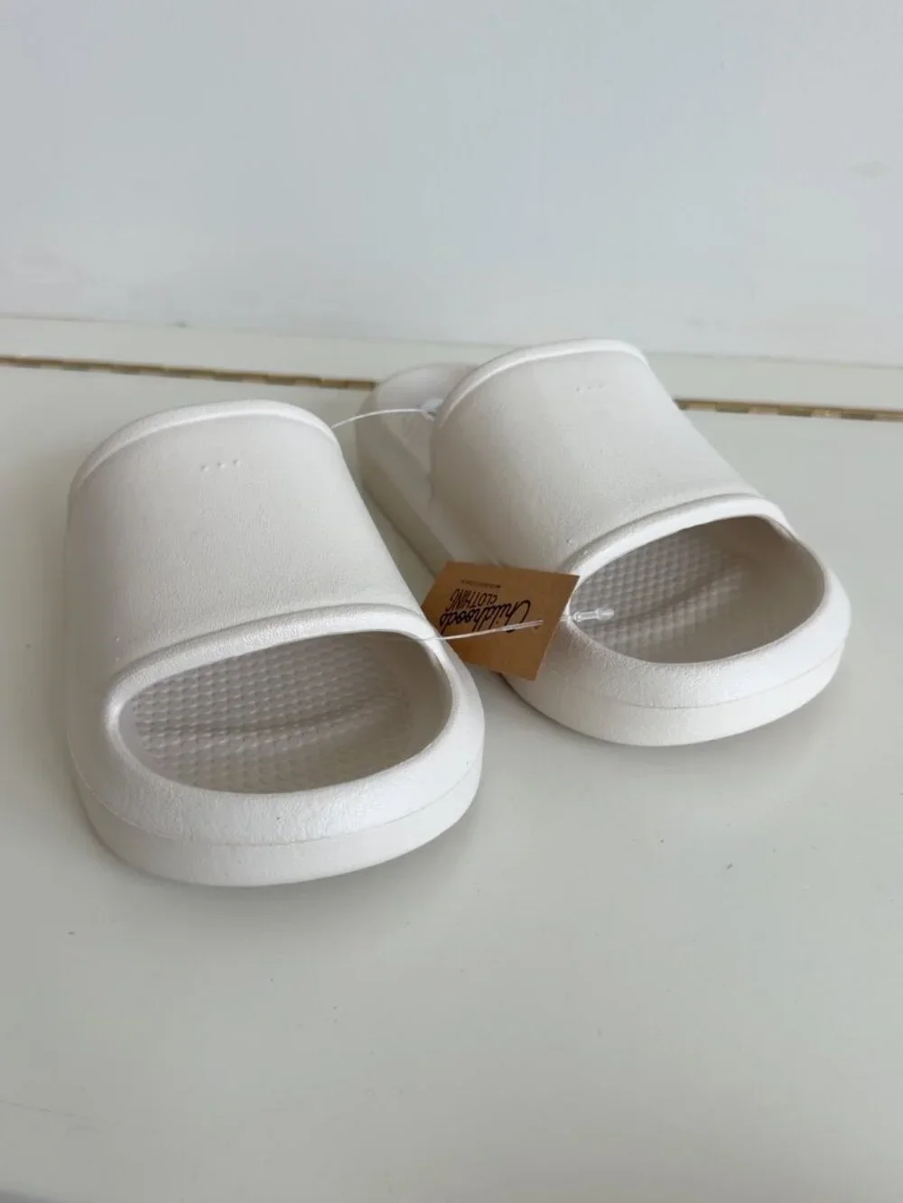 Childhoods Clothing Kids White Cloud Slide Sandals Size 3/4 NWT